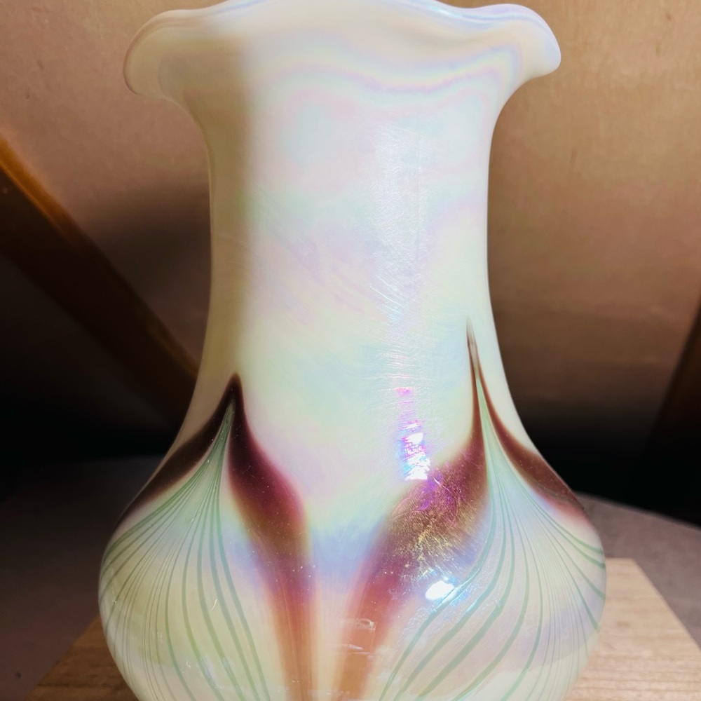Sold! Fenton Dave Fetty Opal Glass Vase with Green and Mauve Pulled Feathers - Picture 4 of 10